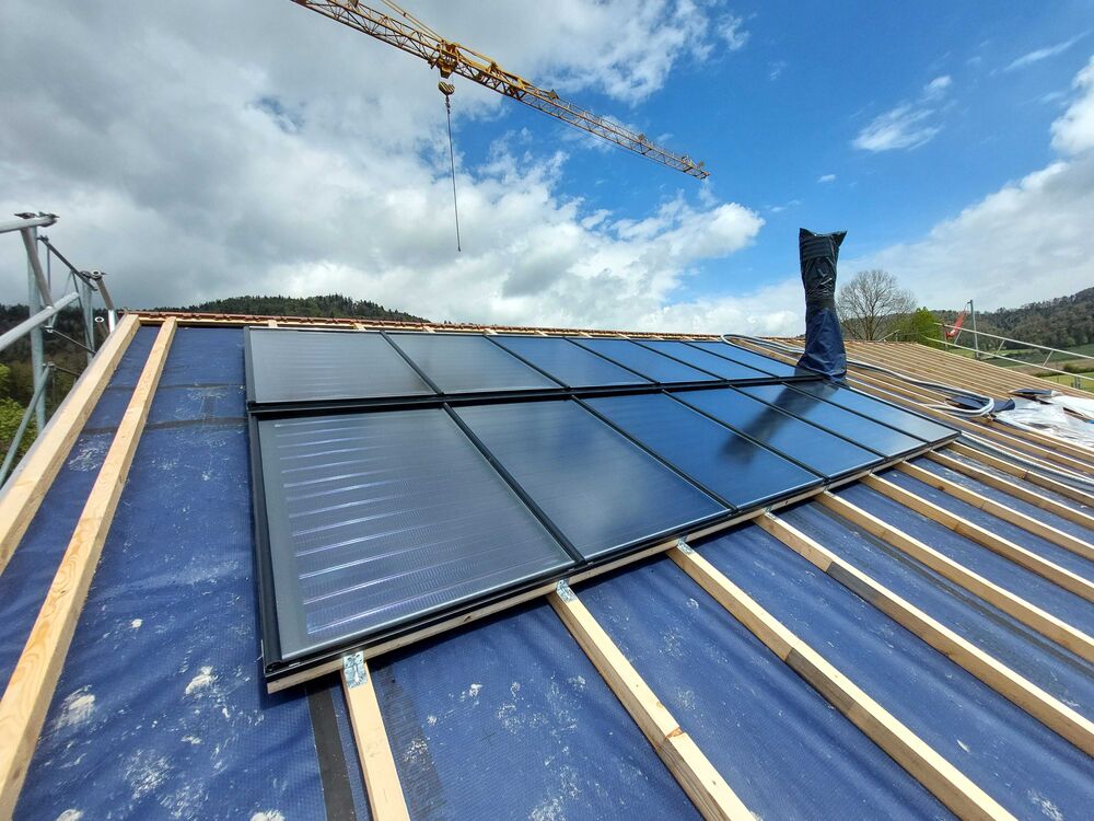 Solarwärme: Grossflächenkollektoren ermöglichen eine effiziente Ausführung. (Foto: Jenni Energietechnik AG)